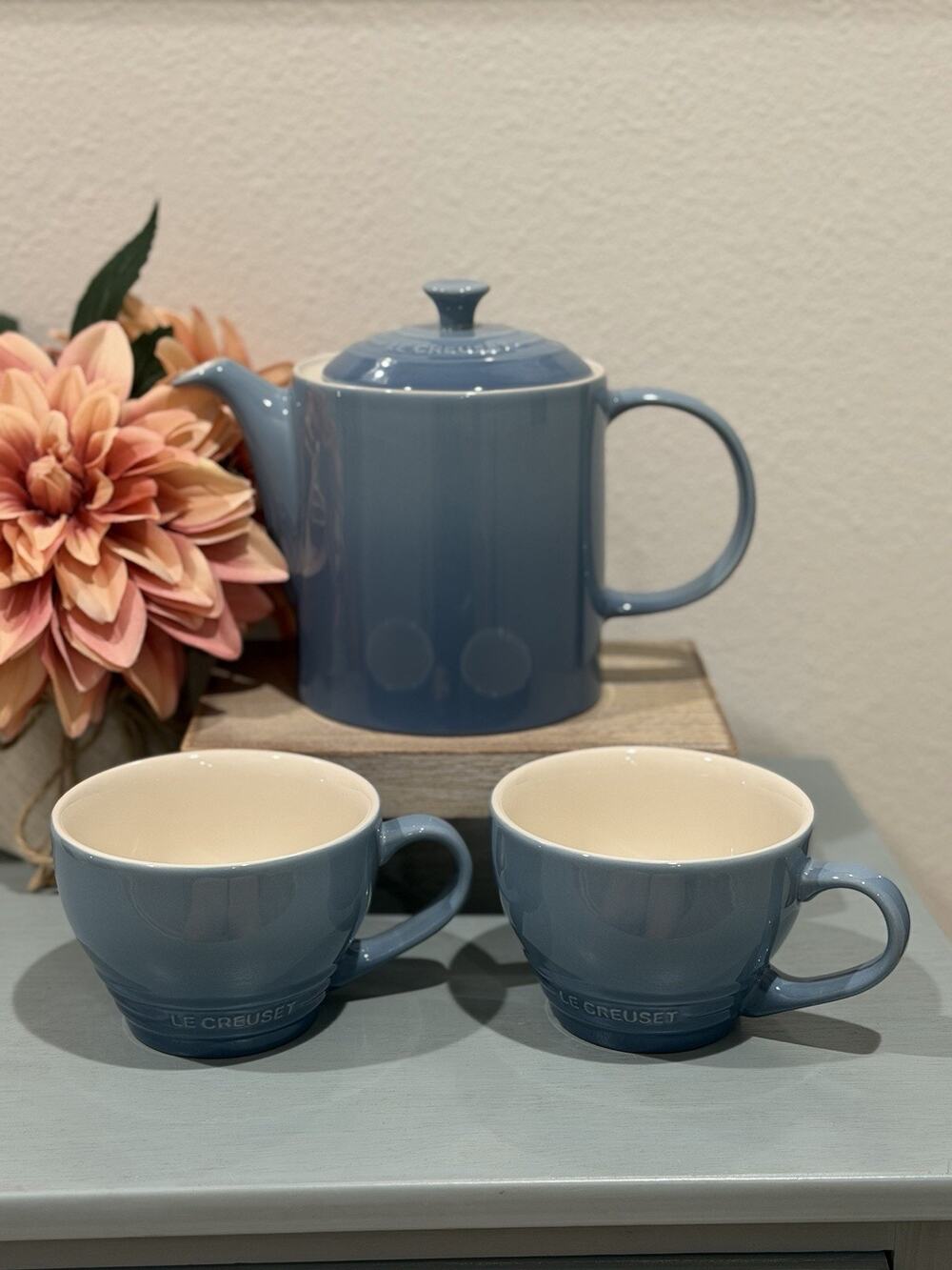 Le Creuset Grand Teapot Chambray 1.3L & 2 Cappucino 400ml Mugs